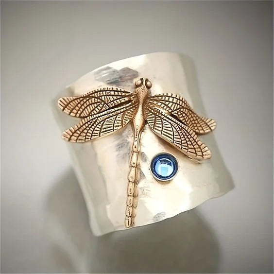 Zilveren brede ring met gouden libelle en blauwe steen
