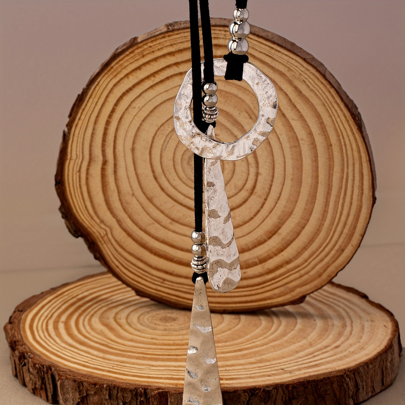 Zilveren ketting met ring en druppelhangers aan koord