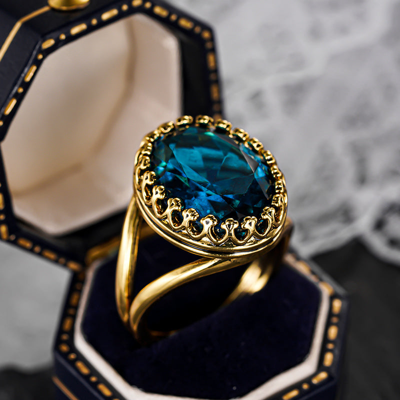 Gouden vintage ring met blauwe edelsteen