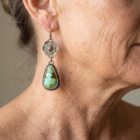 Zilveren oorbellen met turquoise druppel en bloem