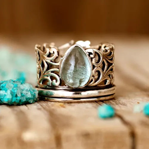 Zilveren ring met druppelvormige groene edelsteen en filigrein