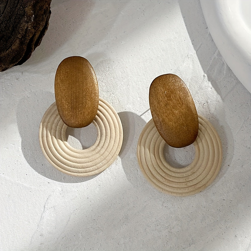 Houten oorbellen met ovaal en geribbelde ring
