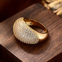 Gouden koepelring met volledige zirkonia pavé