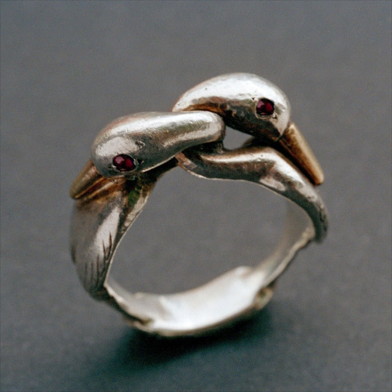 Zilveren vintage ring met twee zwanen en rode steentjes