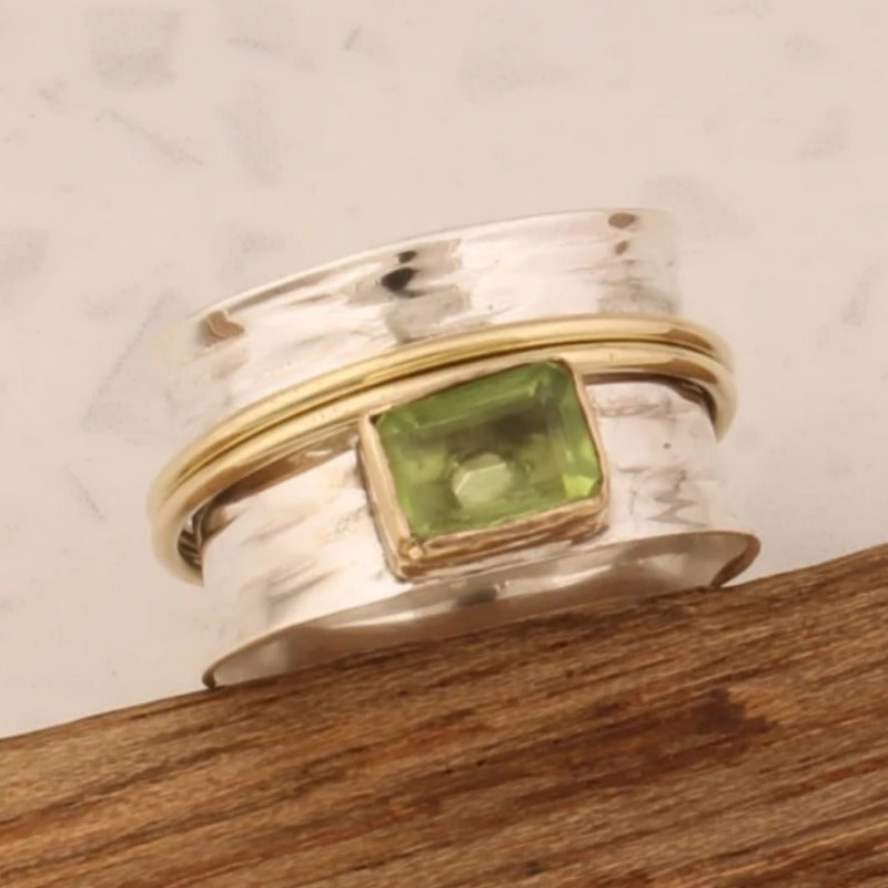 Zilveren spinner-ring met groene peridot