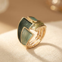 Gouden ring met groene emaille vlakken