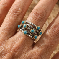 Zilveren ring met turquoise edelstenen en goudaccent