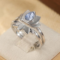 Zilveren lotusring met druppelvormige blauwe steen