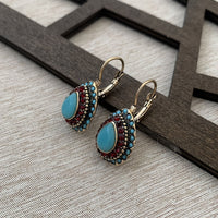 Bohemian bronzen oorbellen met turkoois en rode strass
