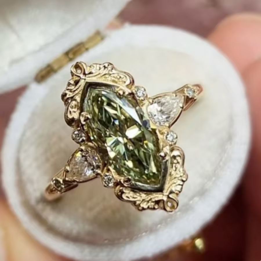 Gouden ring met groene marquise zirkonia en halo