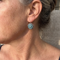 Zilveren oorbellen met turquoise bloem rozet