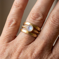 Gouden gestapelde ringen met maansteen