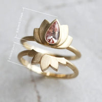 Gouden lotus ringenset met roze edelsteen