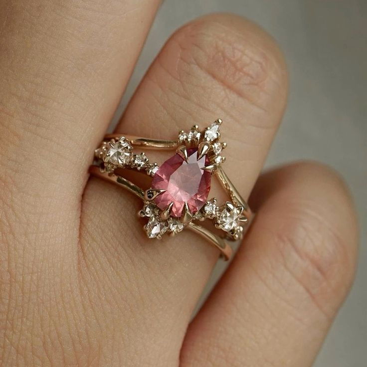 Gouden ring met roze druppelsteen en V-band