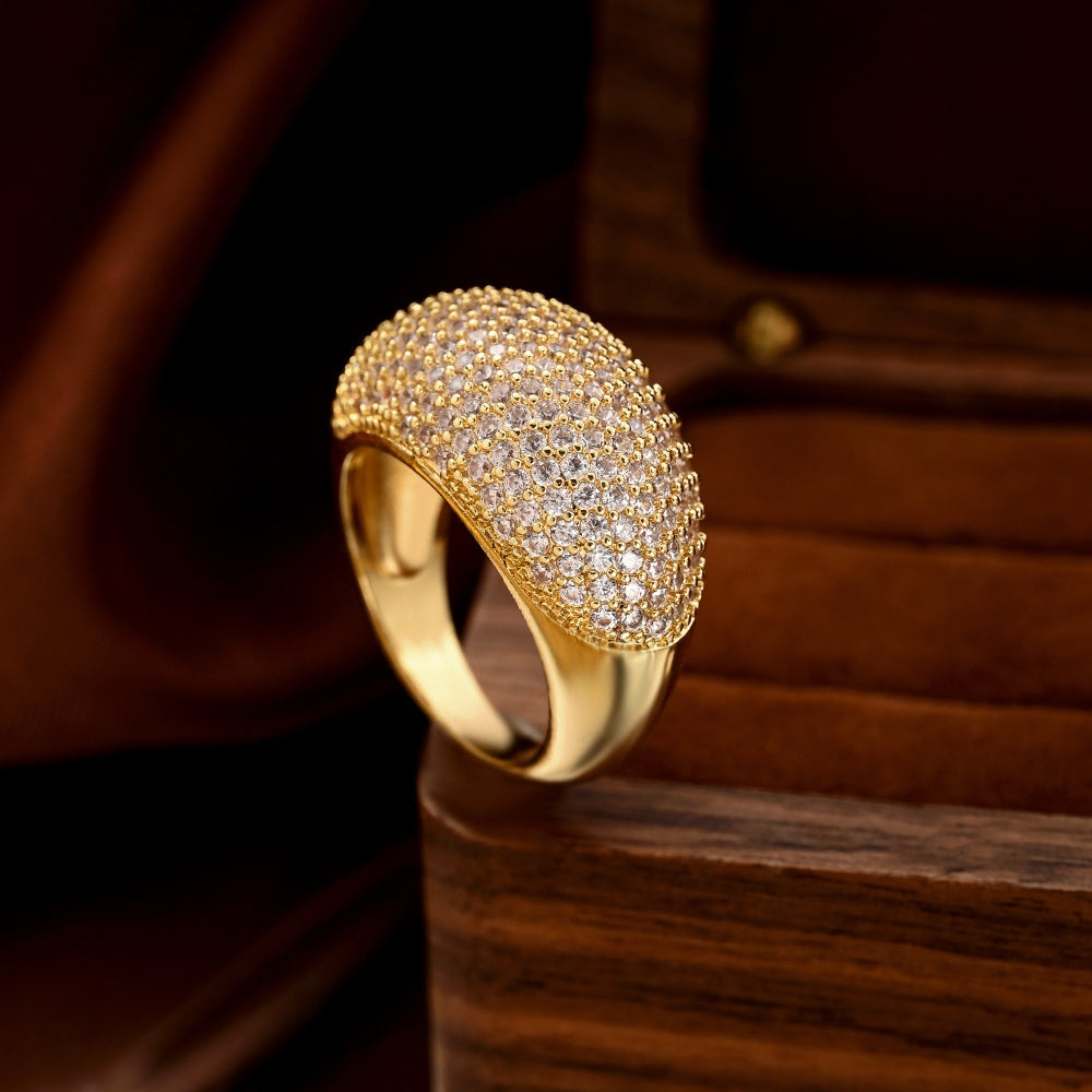 Gouden koepelring met volledige zirkonia pavé