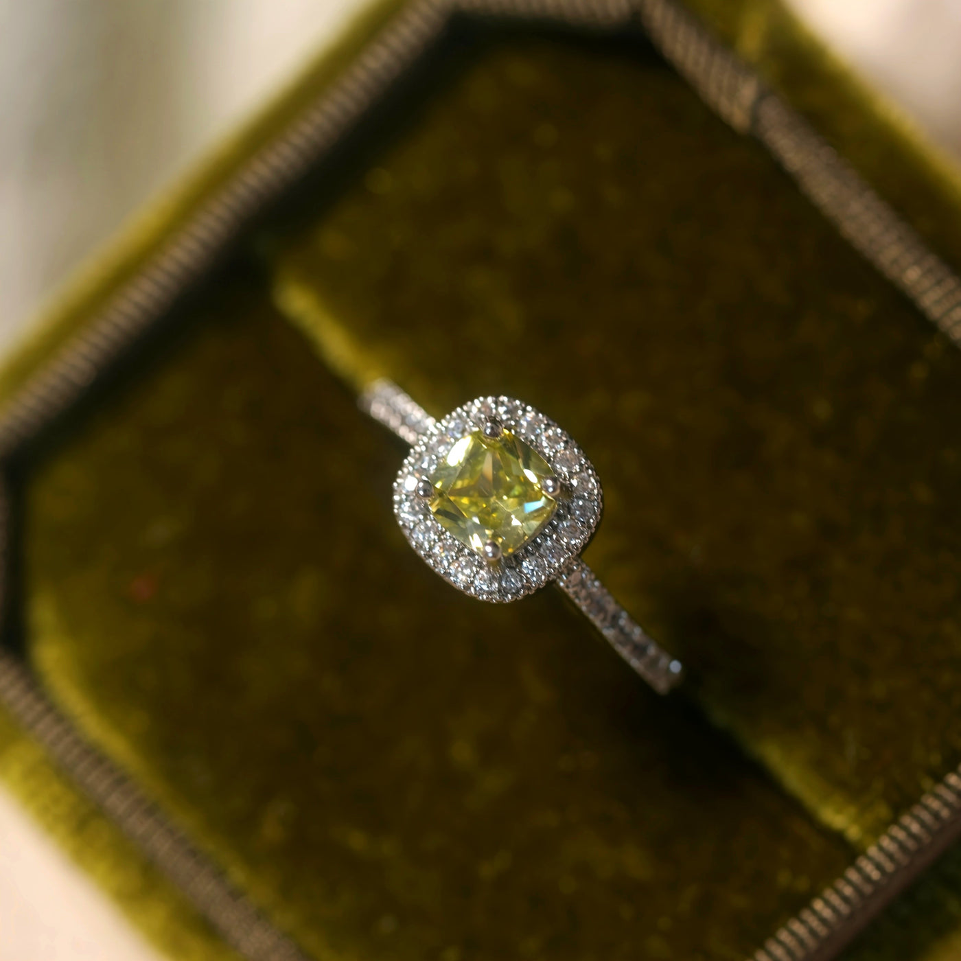 Zilveren ring met gele edelsteen en halo