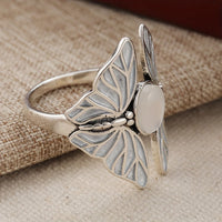 Zilveren vintage vlinderring met witte ovale steen