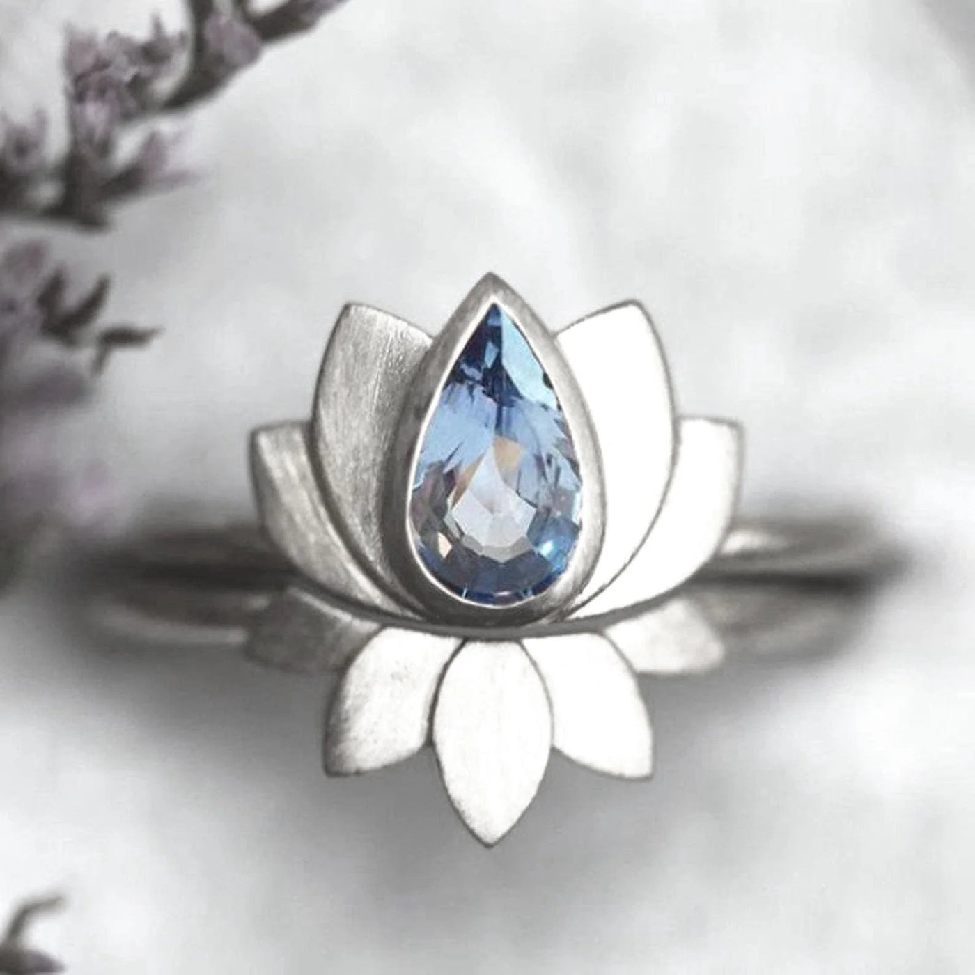 Zilveren lotusring met druppelvormige blauwe steen