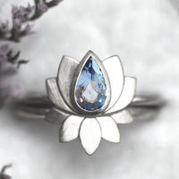 Zilveren lotusring met druppelvormige blauwe steen