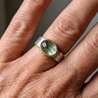 Zilveren brede ring met groene edelsteen in goud