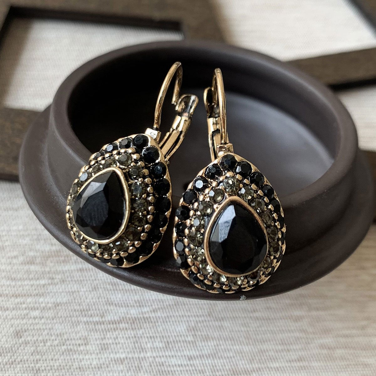 Bohemian bronzen oorbellen met turkoois en rode strass