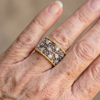 Zilveren brede ring met bloemmotief en zirkonia