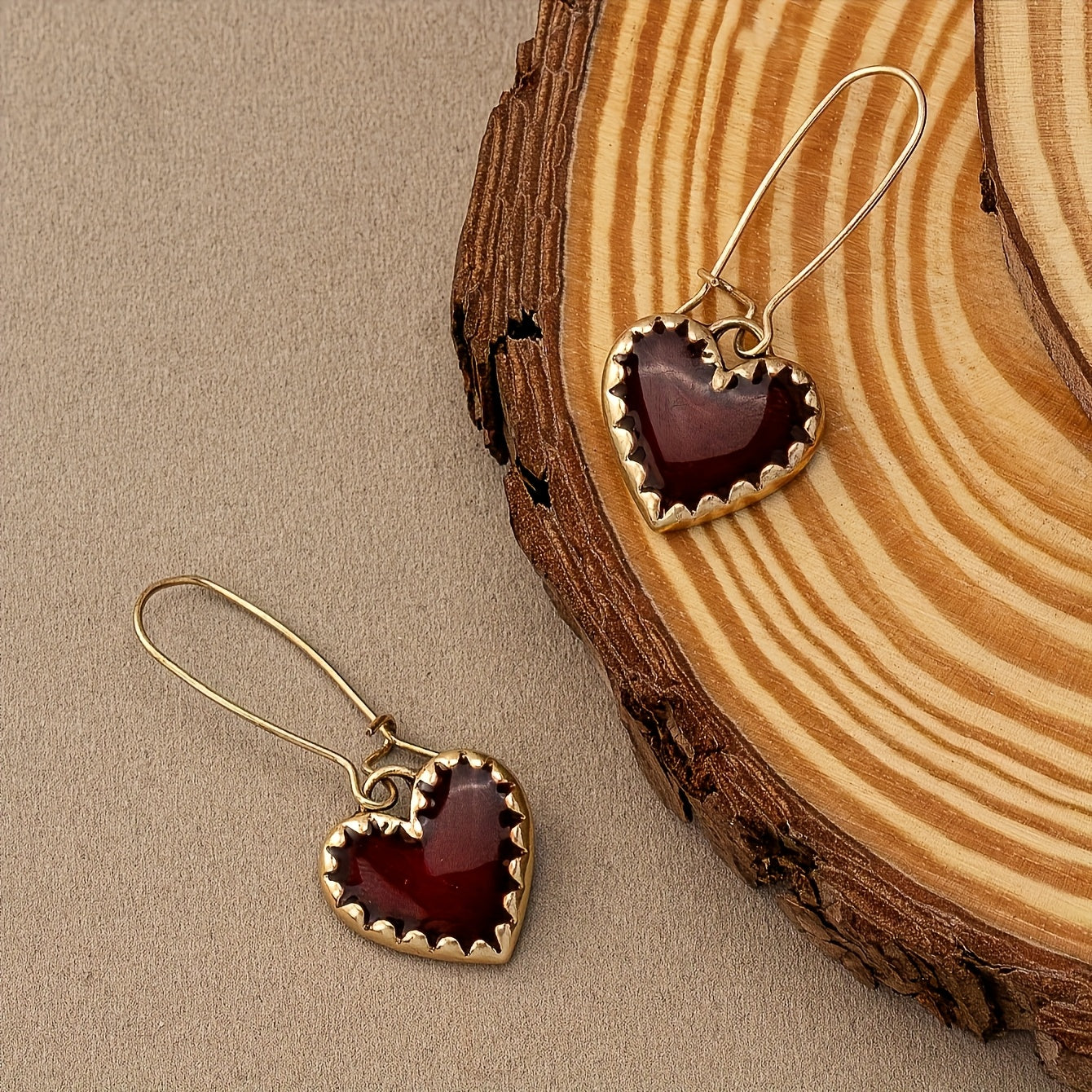 Gouden vintage oorbellen met donkerrood hart
