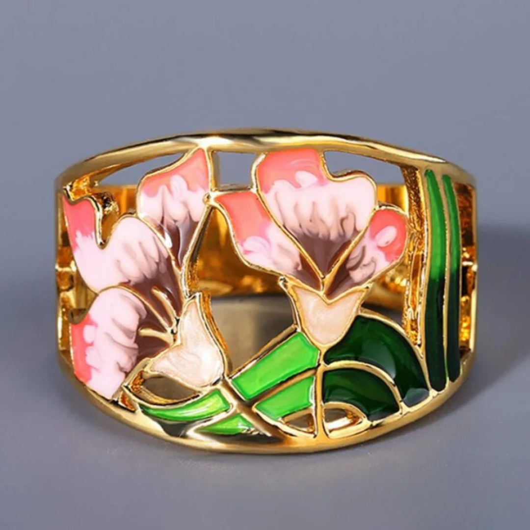 Gouden ring met roze emaille bloemen