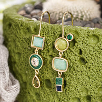 Gouden geometrische hangoorbellen met groene en blauwe stenen