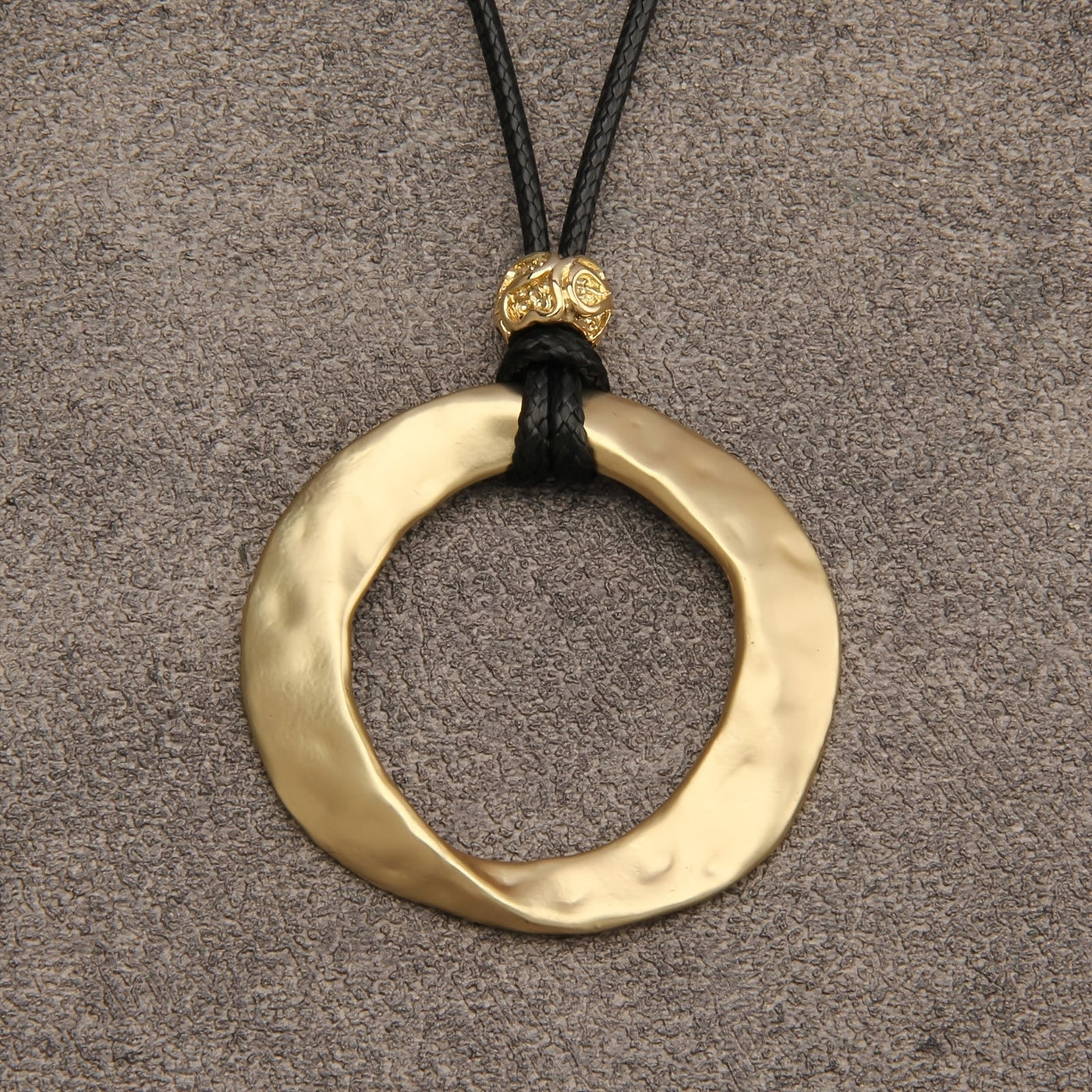 Minimalistische ketting met gehamerde zilveren ringhanger