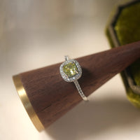 Zilveren ring met gele edelsteen en halo
