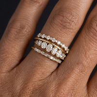 Gouden eternity ring met ovale groene edelstenen