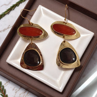 Gouden vintage oorbellen met rode en zwarte stenen