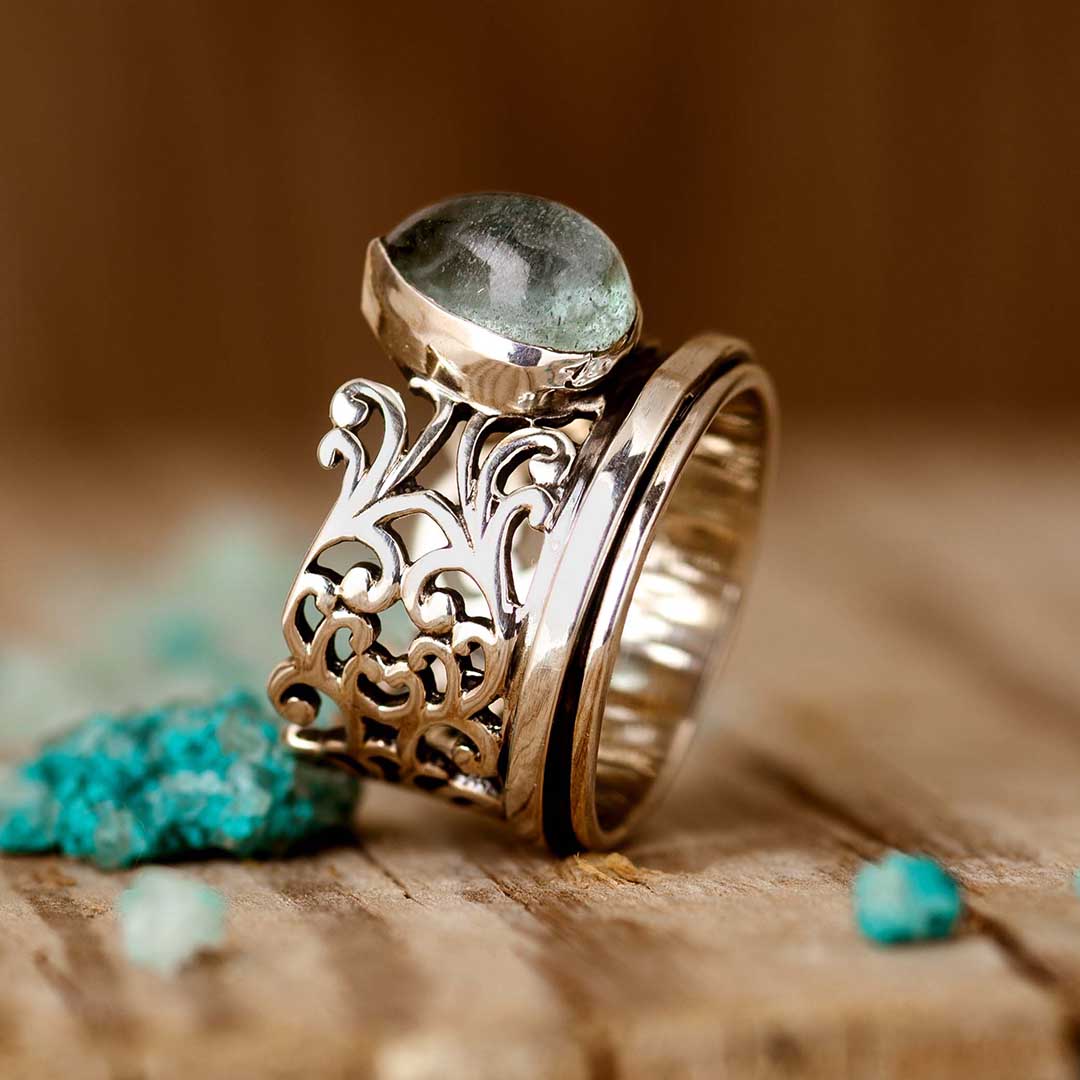 Zilveren opengewerkte ring met druppelvormige aquamarijn