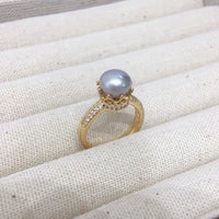 Gouden ring met grijze parel en kristallen