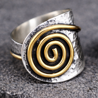 Zilveren wikkelring met goudkleurige spiraal