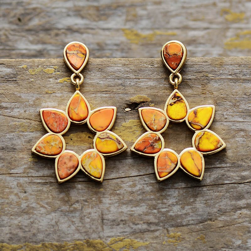 Gouden oorbellen met oranje jaspis bloem
