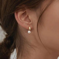 Gouden oorbellen met parelhanger