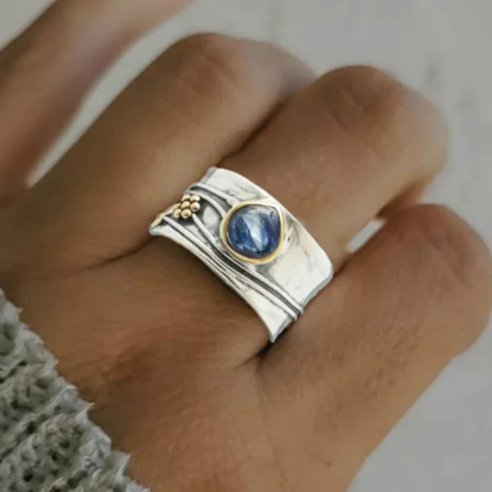 Zilveren ring met blauwe kyaniet edelsteen