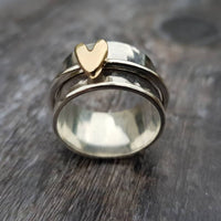 Zilveren brede ring met gouden hart