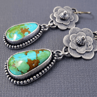 Zilveren oorbellen met turquoise druppel en bloem