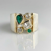 Brede zilveren ring met smaragd en heldere stenen