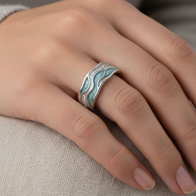 Zilveren ring met golvenmotief en blauwe inleg