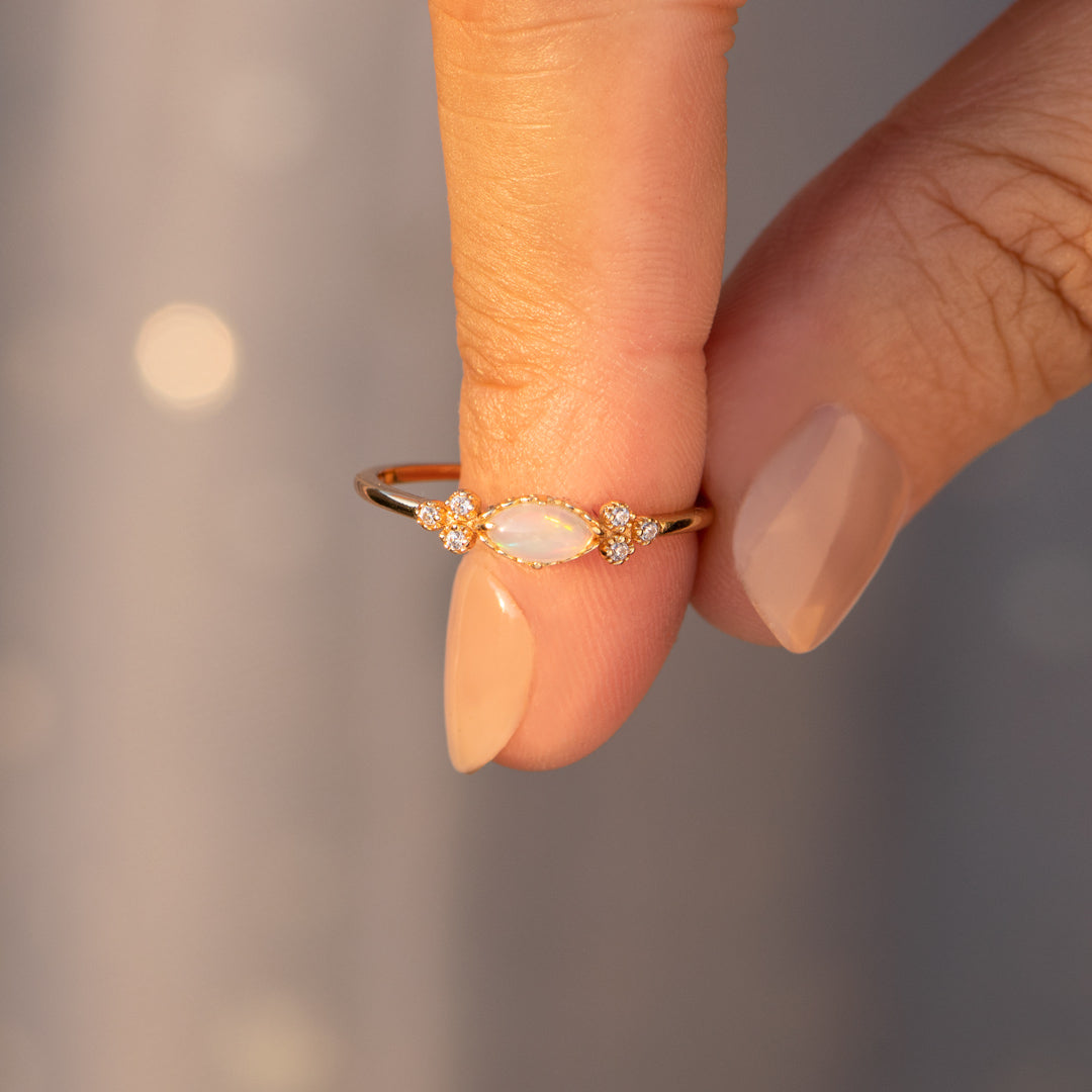 Gouden ring met ovale opaal en zirkonia accenten