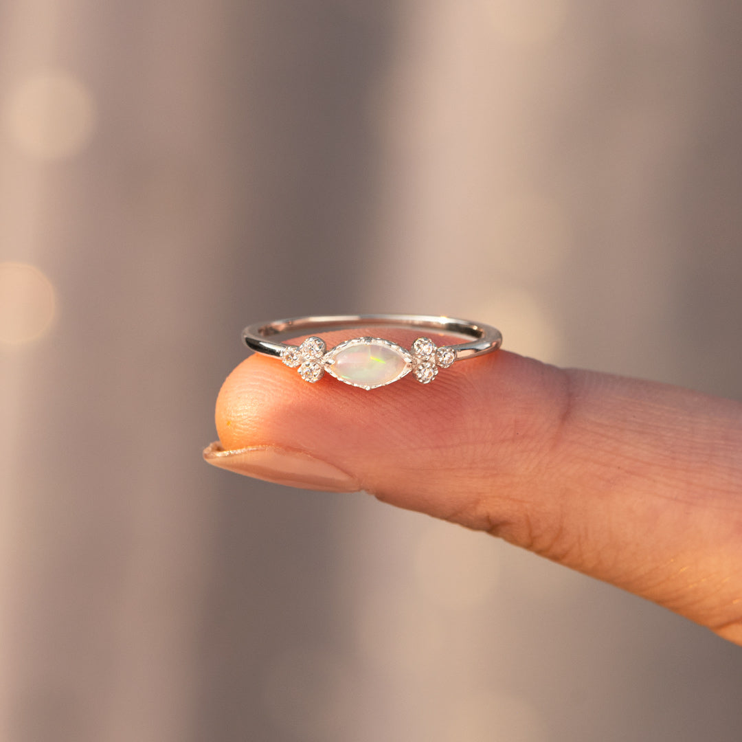 Gouden ring met ovale opaal en zirkonia accenten