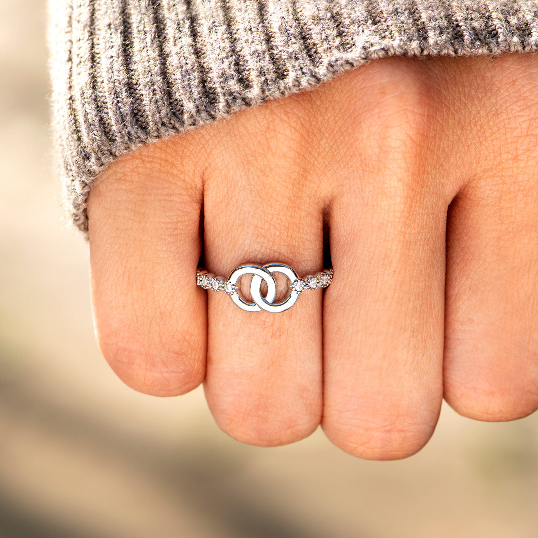 Zilveren ring met in elkaar grijpende cirkels en zirkonia
