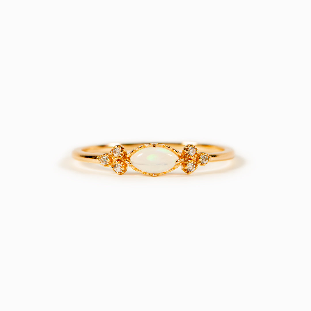 Gouden ring met ovale opaal en zirkonia accenten