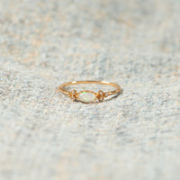 Gouden ring met ovale opaal en zirkonia accenten