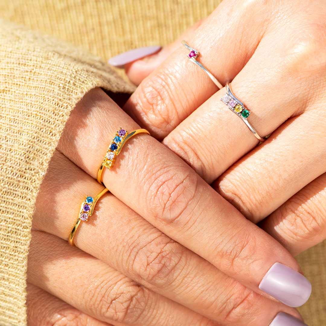 Gouden ring met kleurrijke geboortestenen