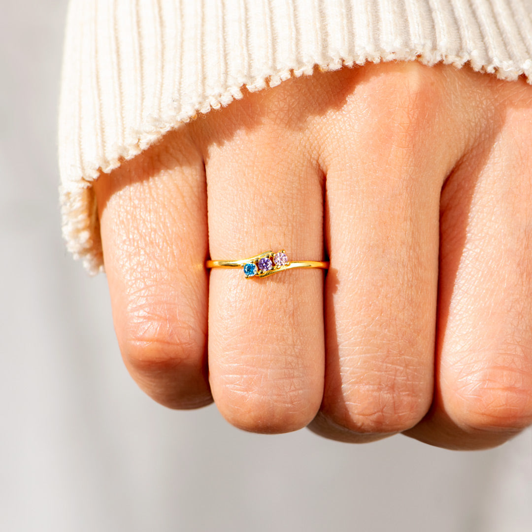 Gouden ring met kleurrijke geboortestenen